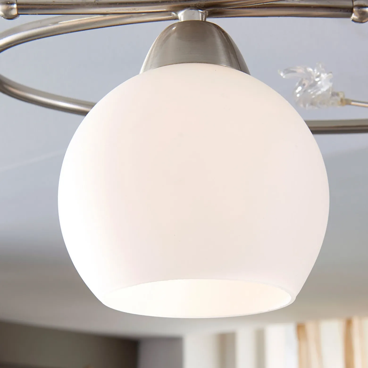 Lindby lámpara de techo Svean, 3 luces, níquel/blanco, cristal, longitud 60 cm