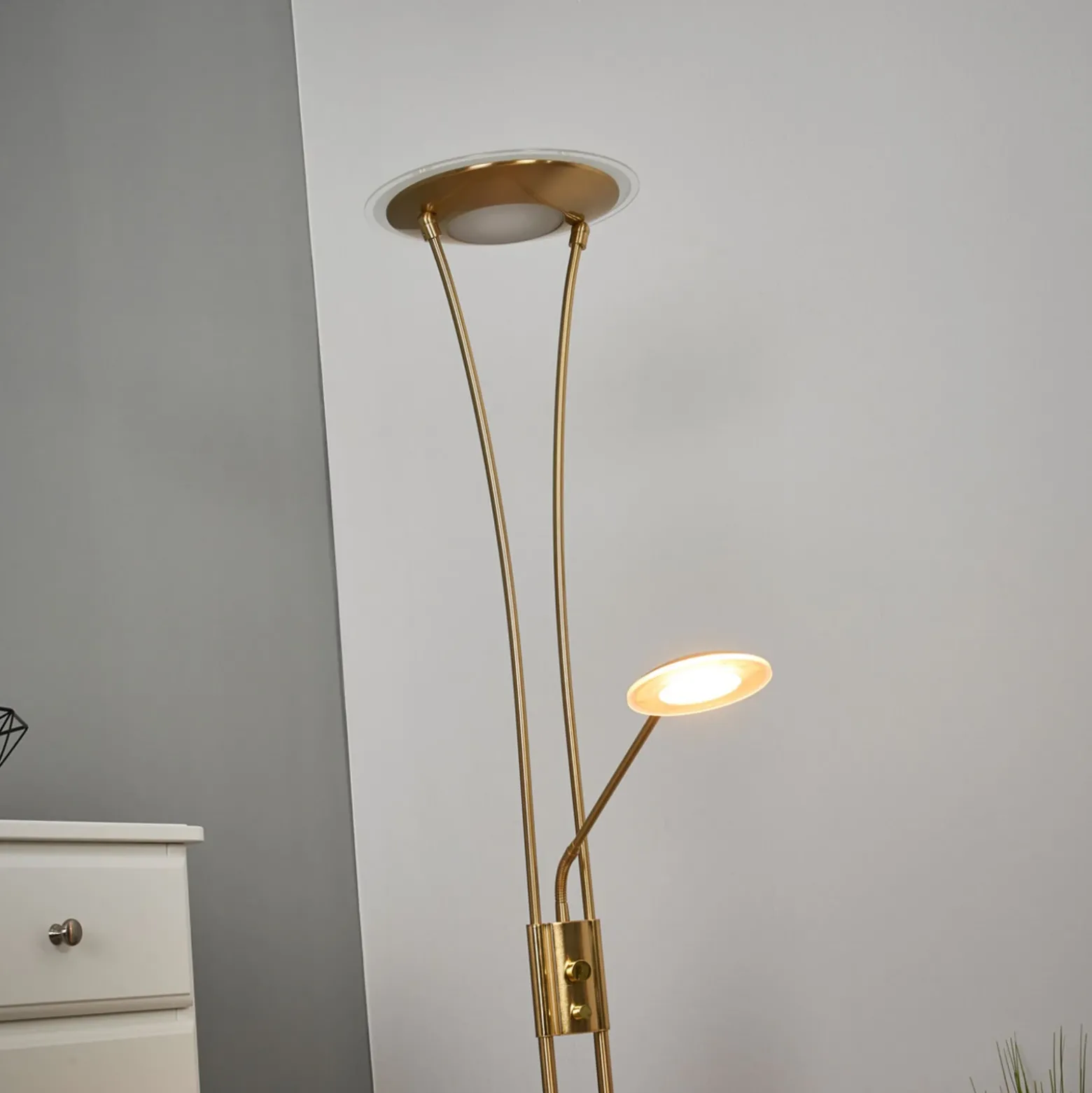 Lindby lámpara LED de pie Eda, altura 180 cm, latón, atenuable
