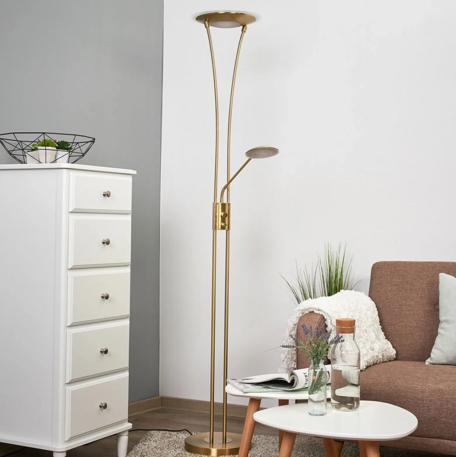 Lindby lámpara LED de pie Eda, altura 180 cm, latón, atenuable
