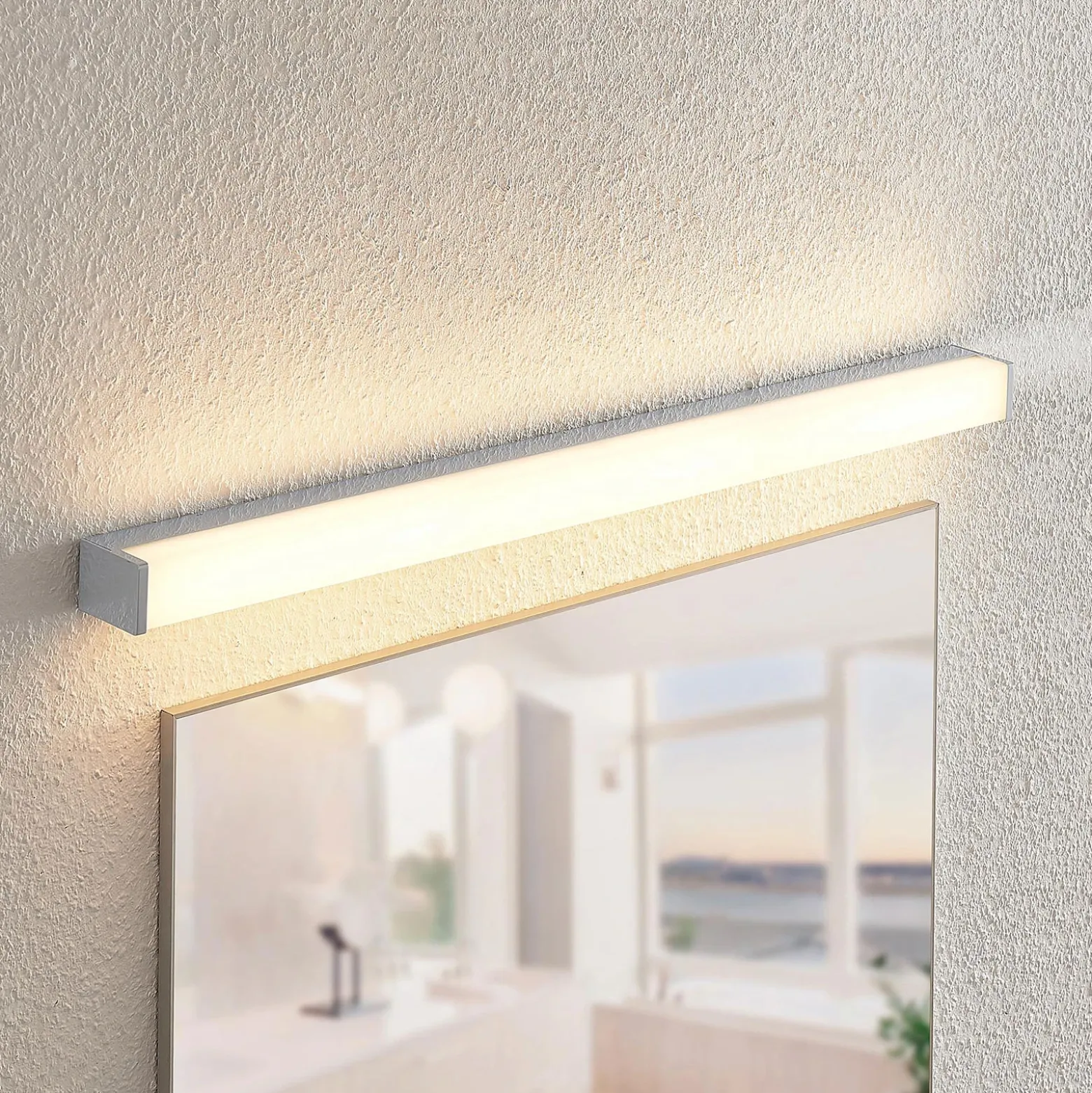 Lindby Lámpara LED para cuarto de baño Klea, 90 cm, cromo, metal, IP44