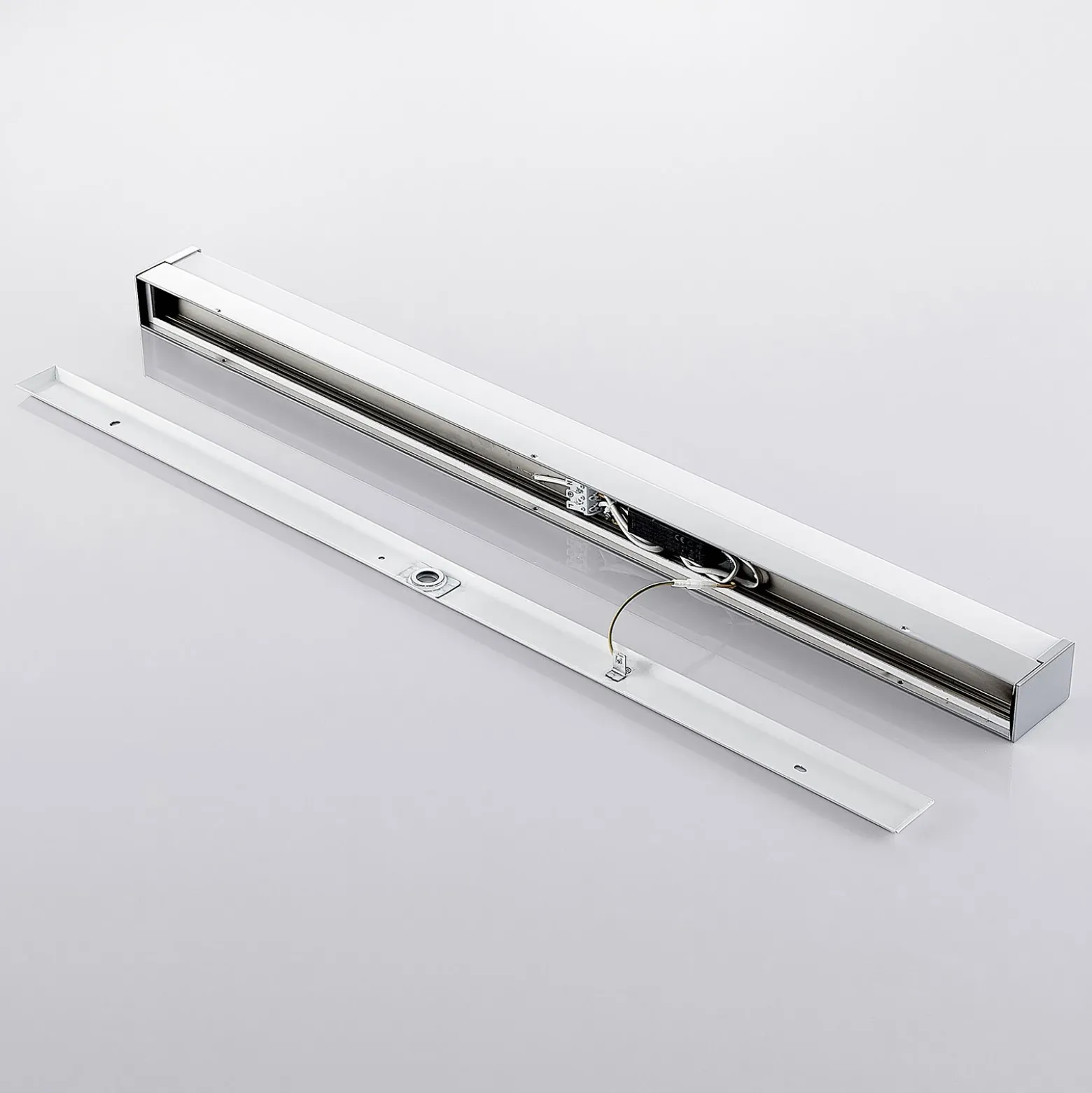 Lindby Lámpara LED para cuarto de baño Klea, 90 cm, cromo, metal, IP44