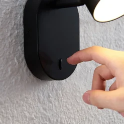 Lindby Marrie foco LED con interruptor, negro