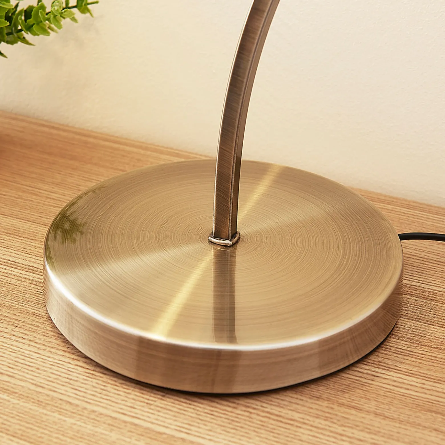 Lindby Mialina lámpara de mesa, 42 cm, blanco, cristal, metal