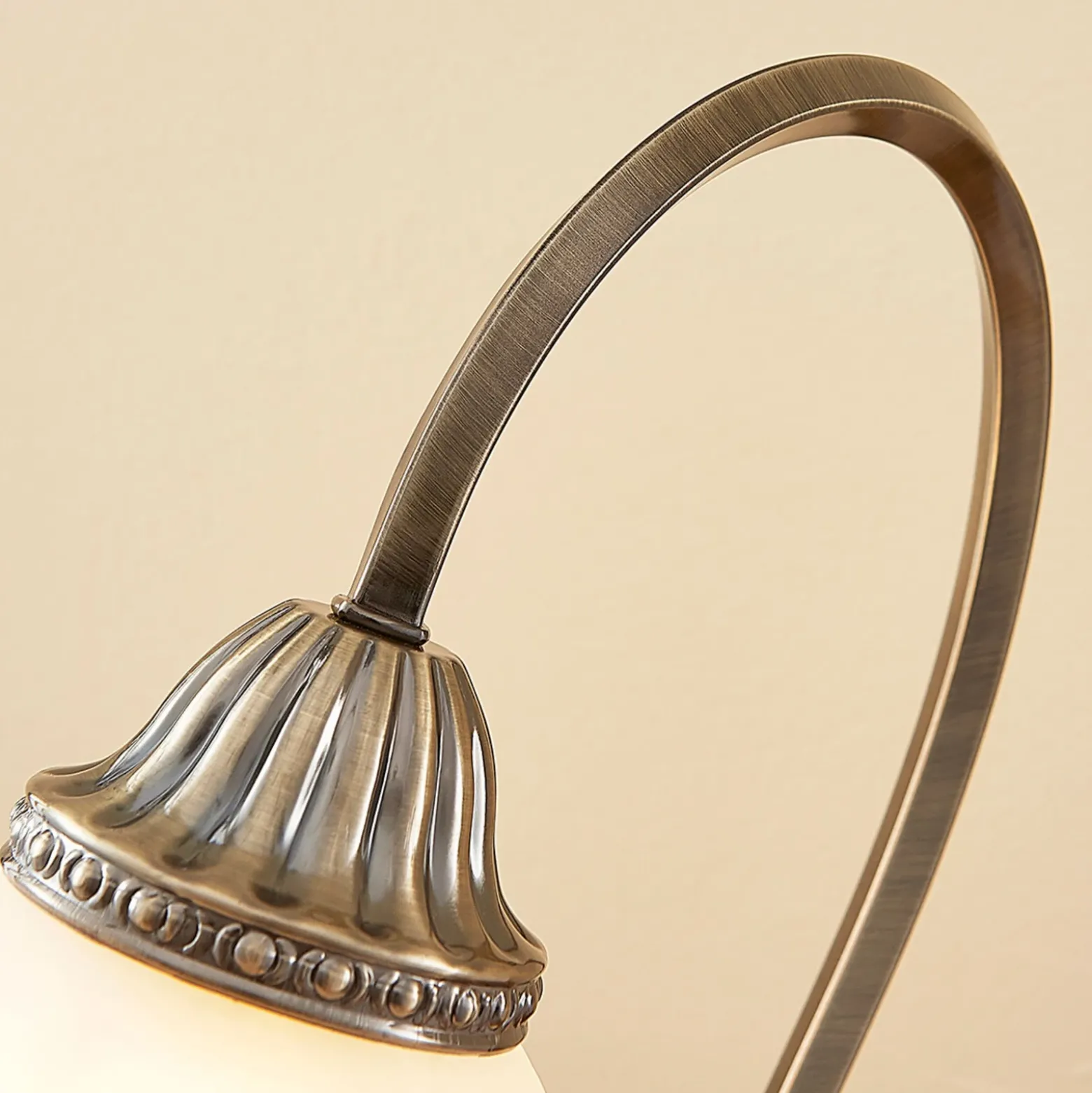 Lindby Mialina lámpara de mesa, 42 cm, blanco, cristal, metal