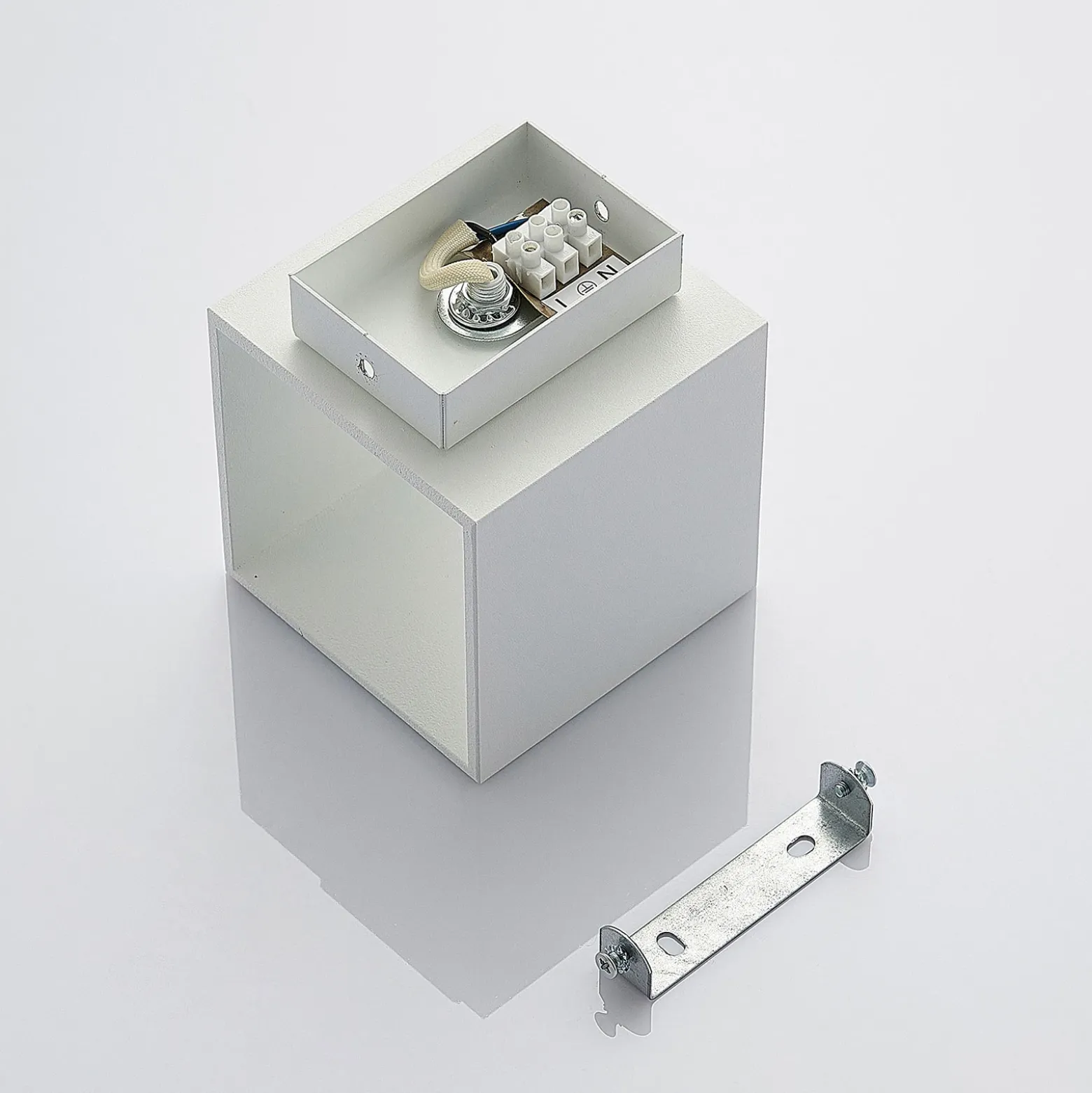 Lindby Mirza aplique de aluminio, angular, blanco