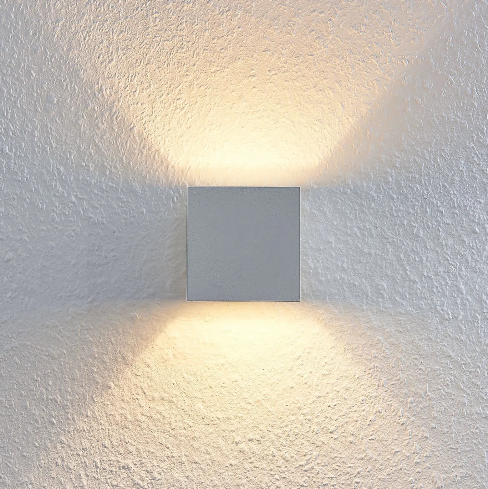 Lindby Mirza aplique de aluminio, angular, blanco