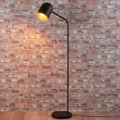 Lindby Morik lámpara de pie, 1 luz, negro/oro, metal