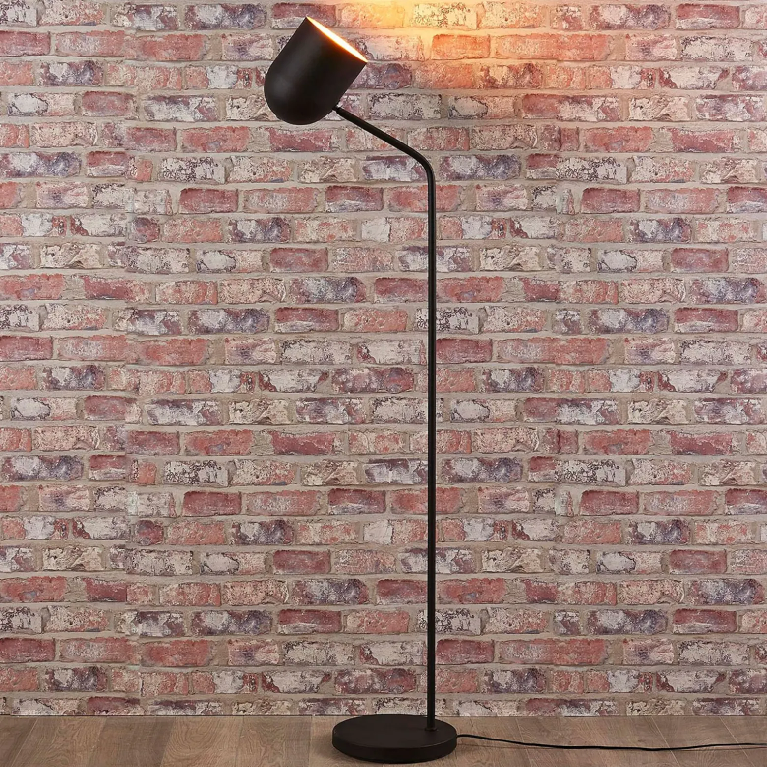 Lindby Morik lámpara de pie, 1 luz, negro/oro, metal