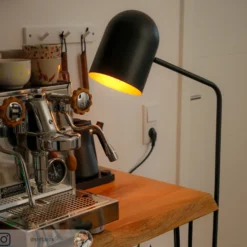 Lindby Morik lámpara de pie, 1 luz, negro/oro, metal