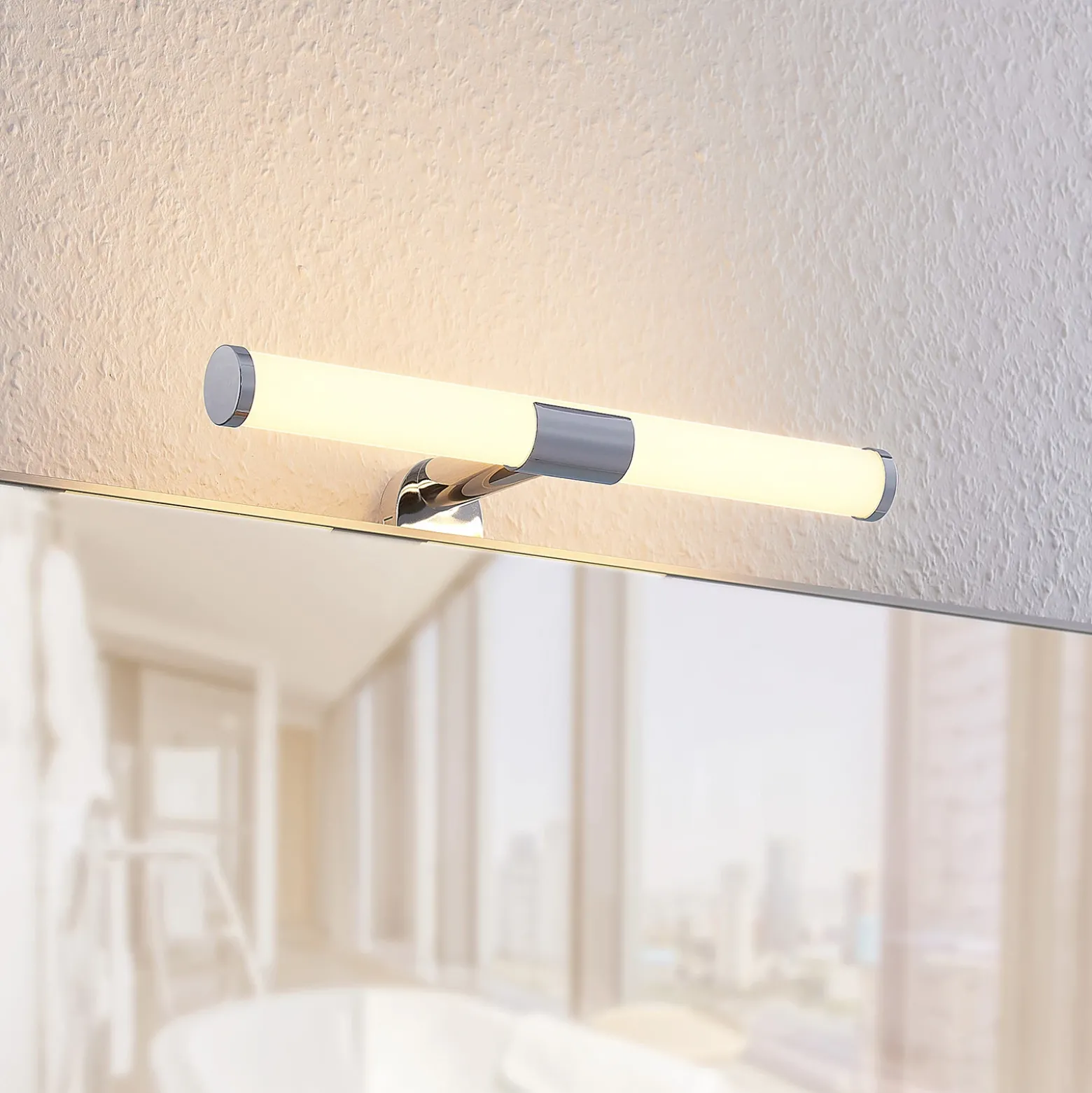 Lindby Naili lámpara de espejo LED, cromo