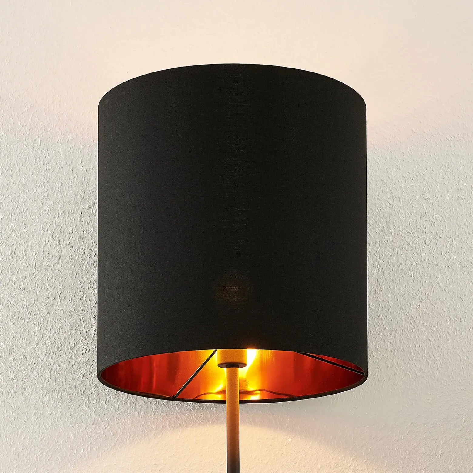 Lindby Nymar lámpara de pie, tela, negro-oro