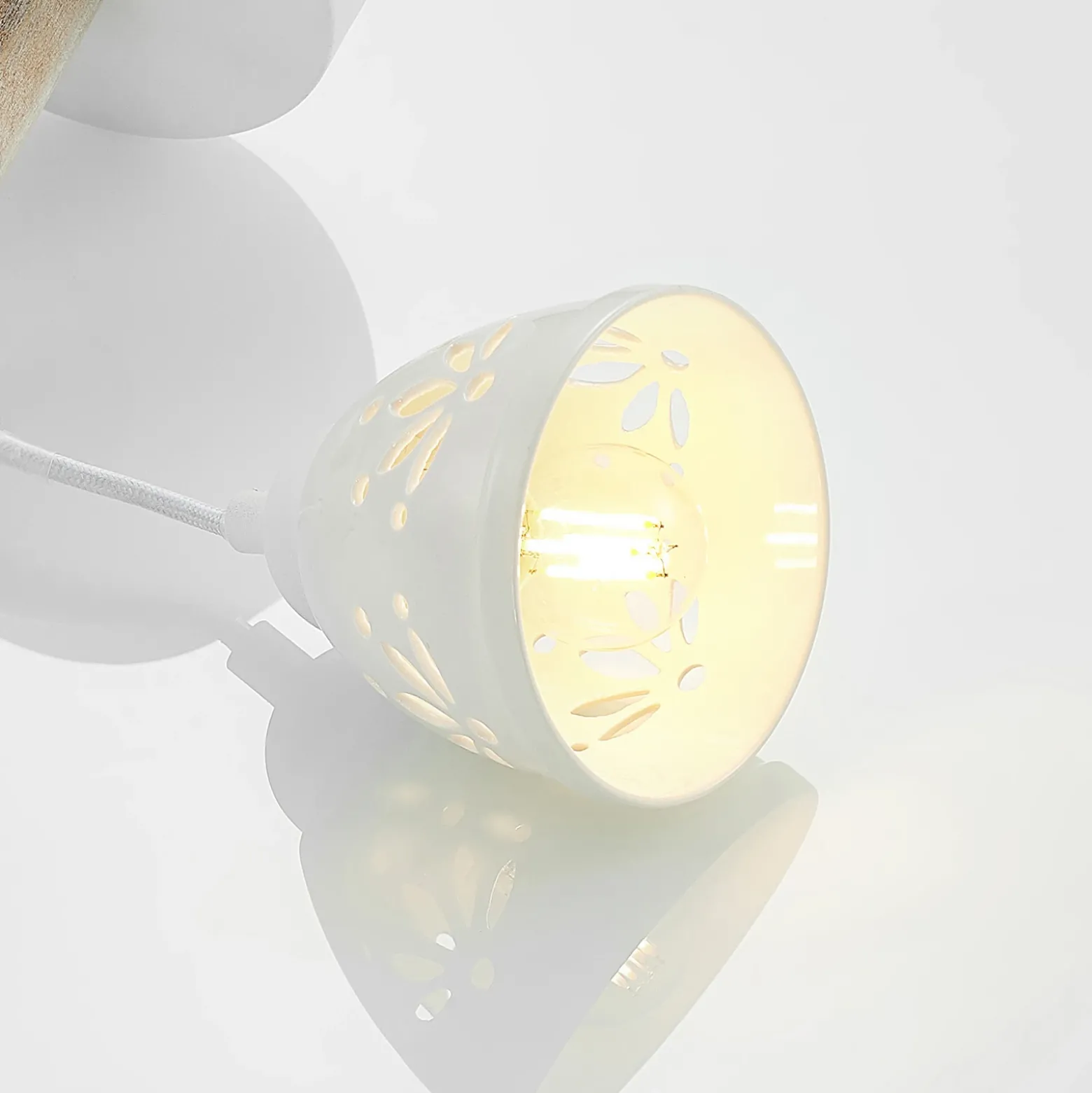 Lindby Pimana aplique con pantalla de cerámica