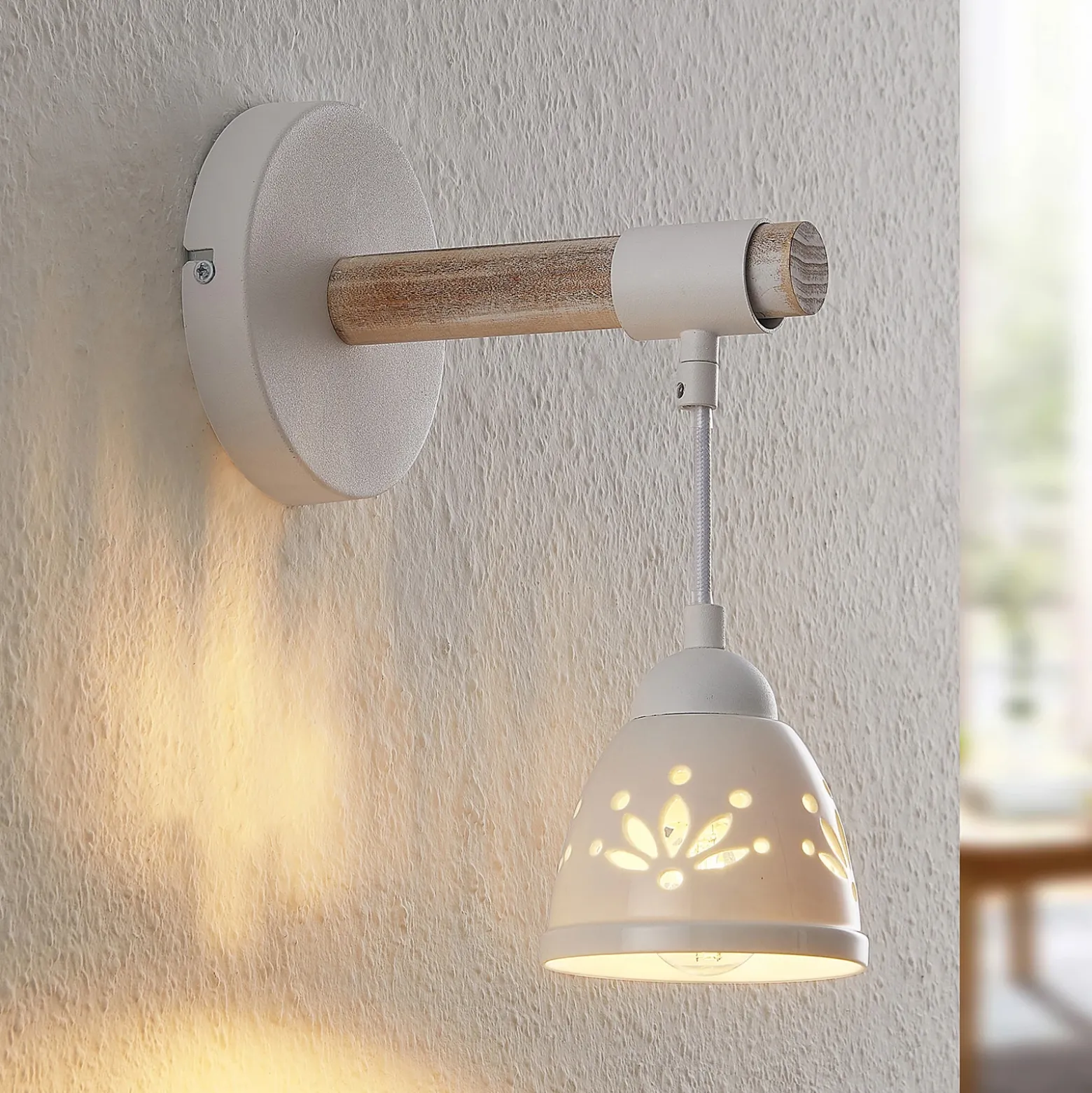 Lindby Pimana aplique con pantalla de cerámica