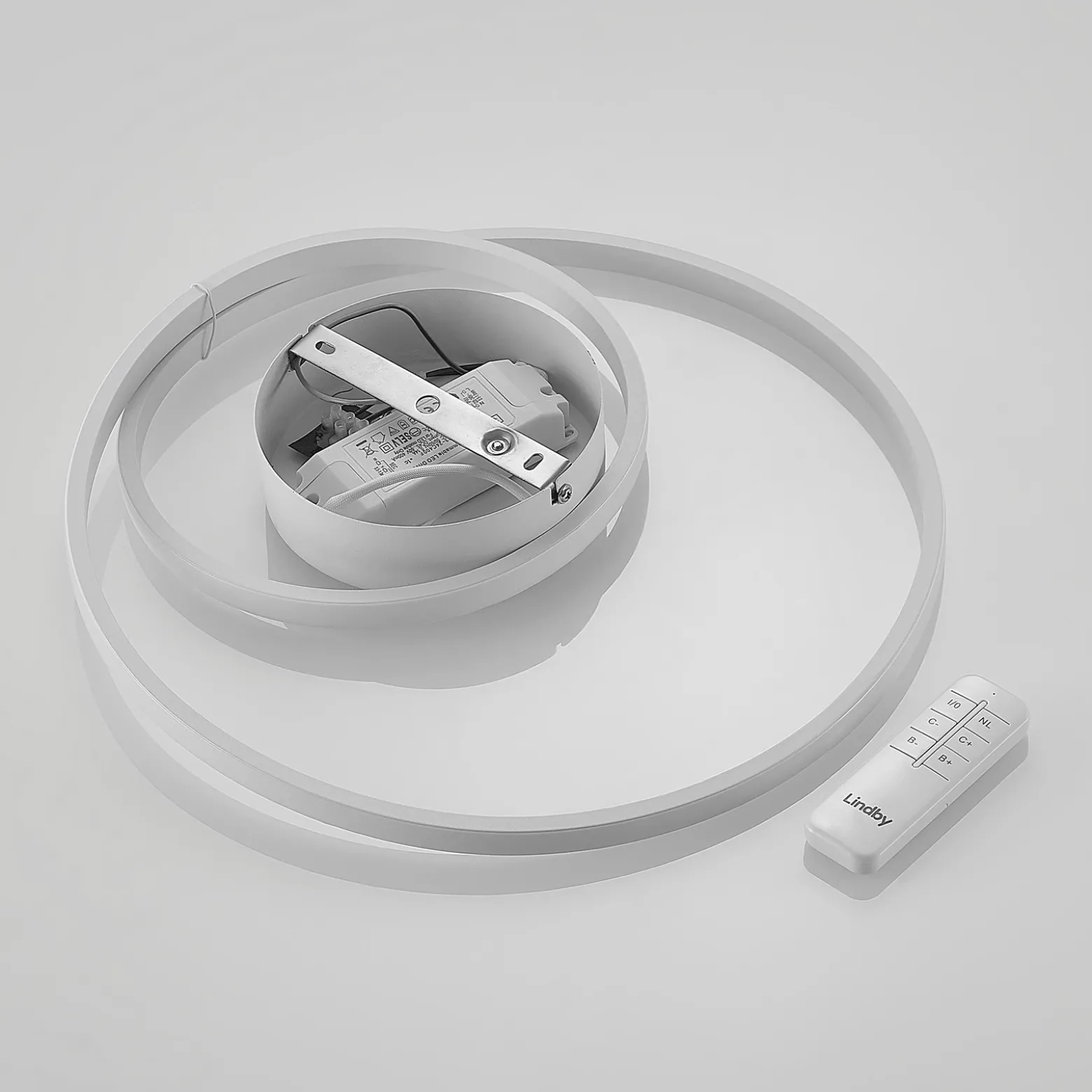 Lindby Plafón LED Emisua, blanco, CCT, atenuable