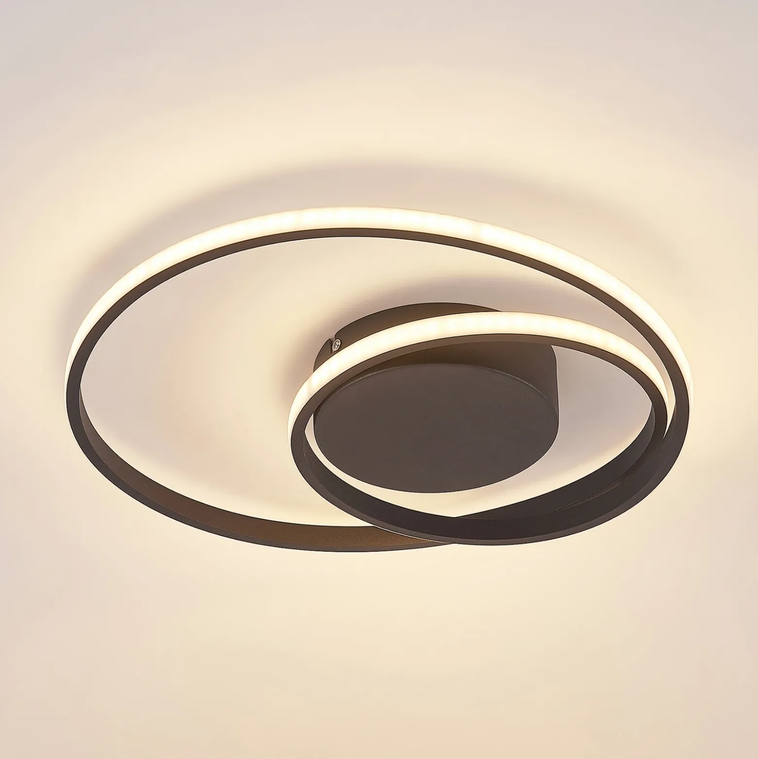 Lindby Plafón LED Emisua, negro, CCT, atenuable