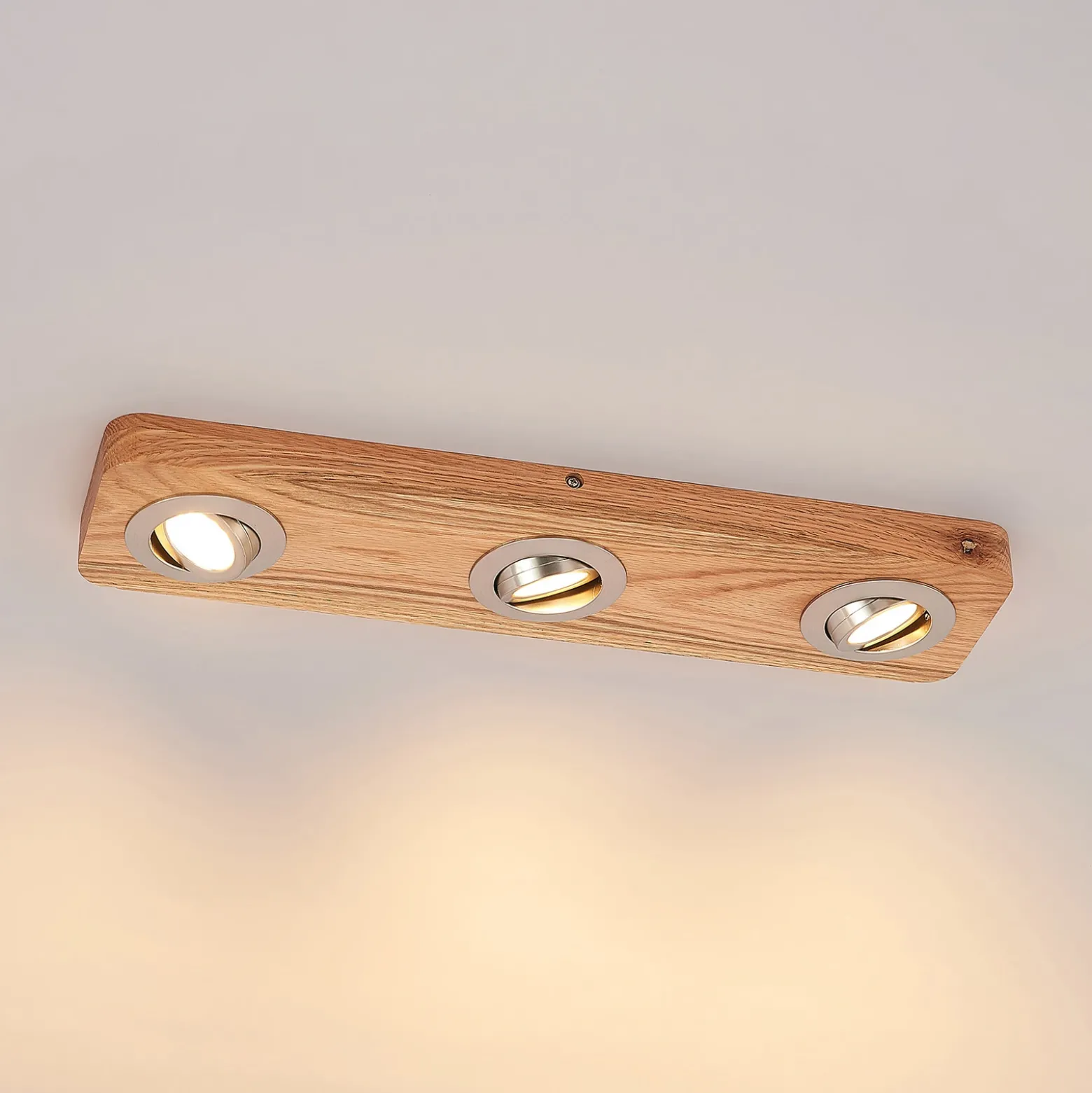 Lindby Plafón LED Mikari, 48 cm, madera, orientable