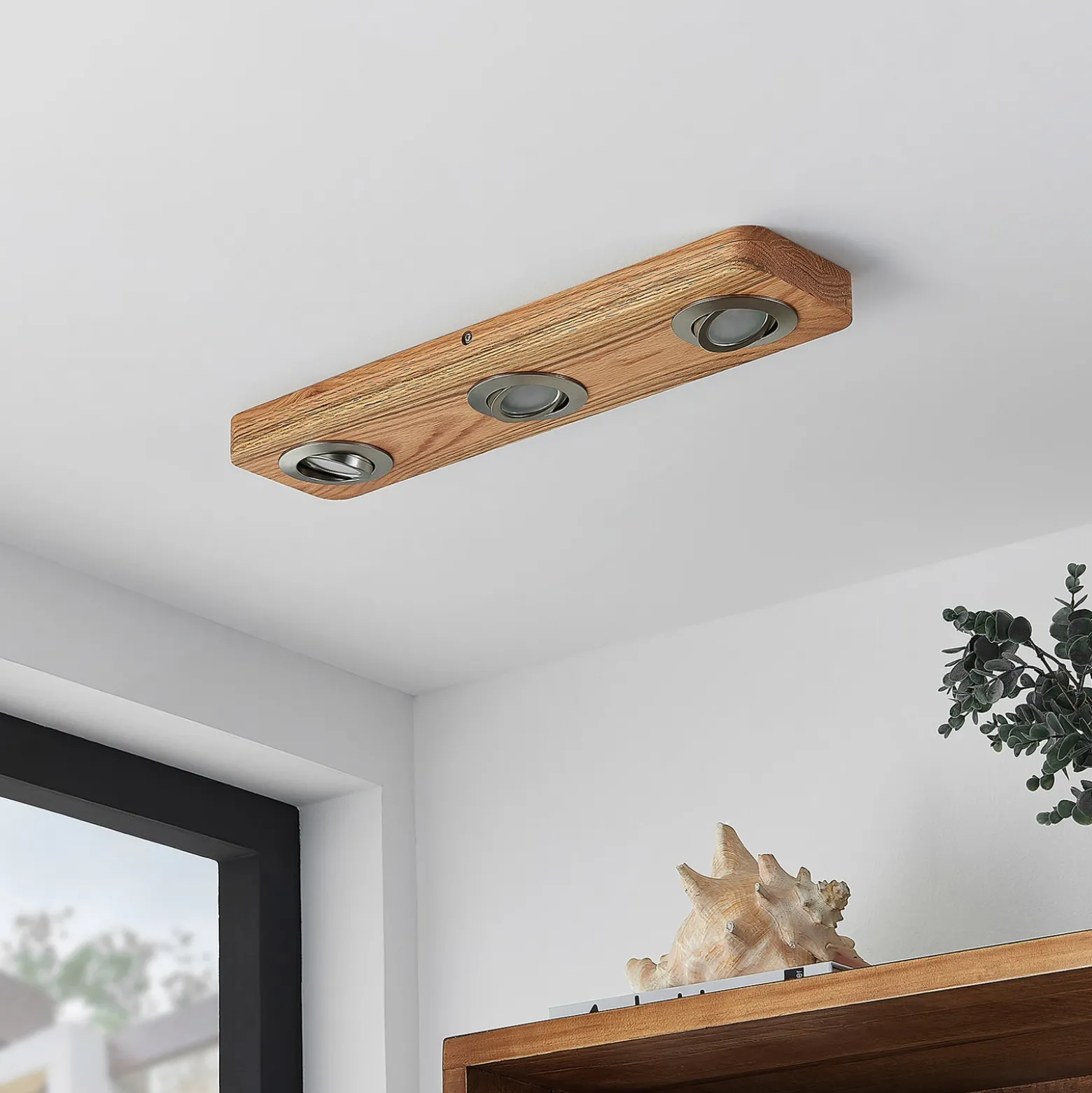 Lindby Plafón LED Mikari, 48 cm, madera, orientable
