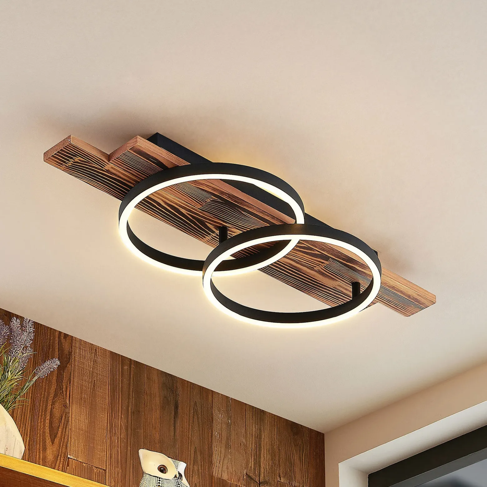 Lindby Plafón LED Sentoa, madera, 75 cm de largo, 3.000 K