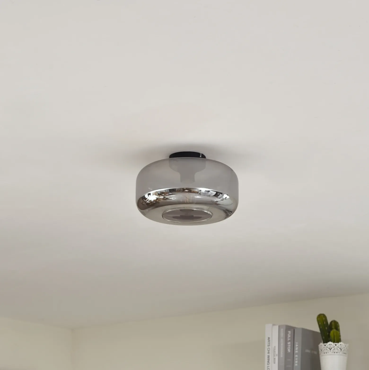 Lindby Plafon Hildur, Ø 28,5 cm, gris humo, cristal