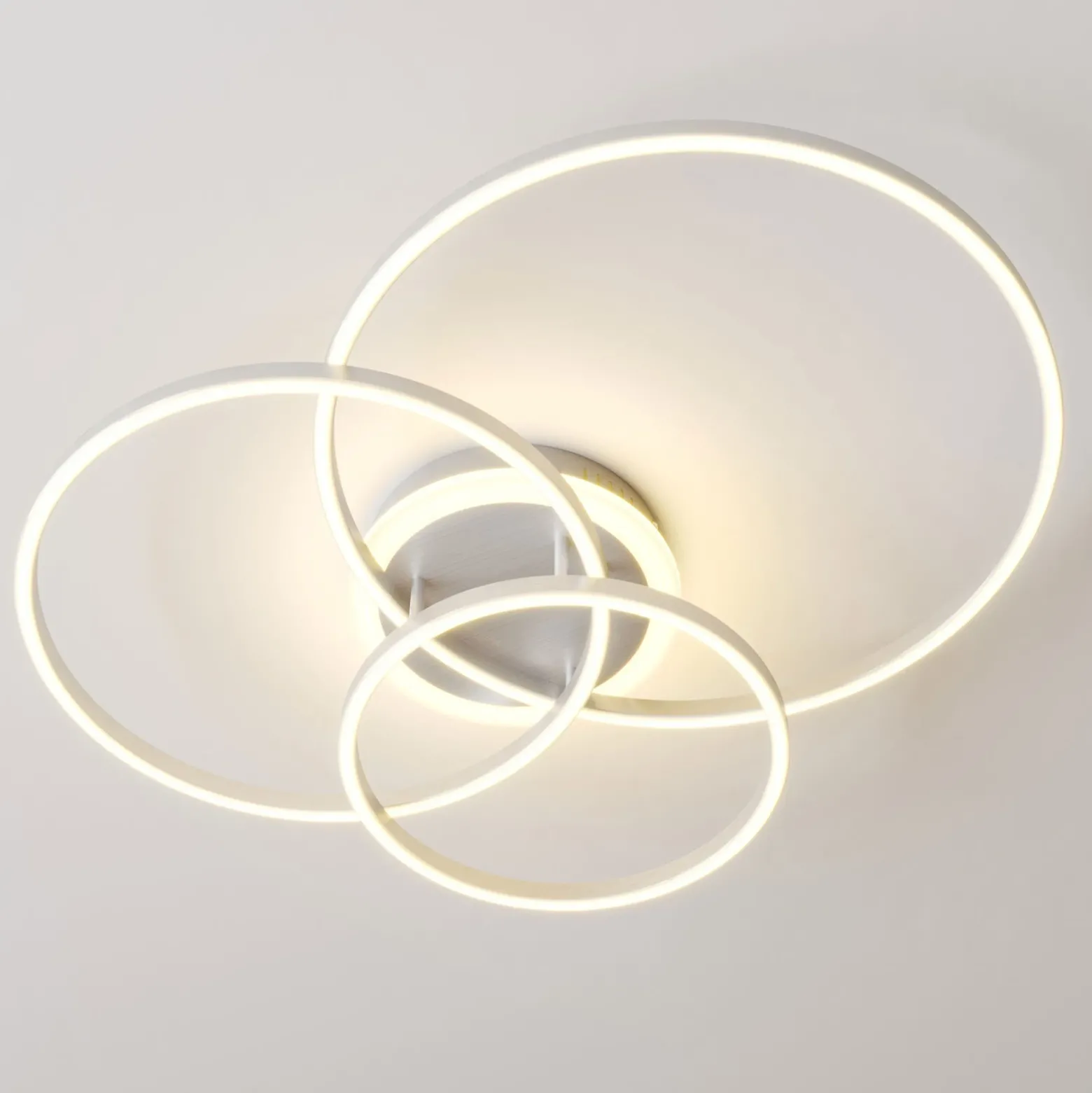 Lindby Smart Plafón LED Tula, control remoto, Tuya CCT