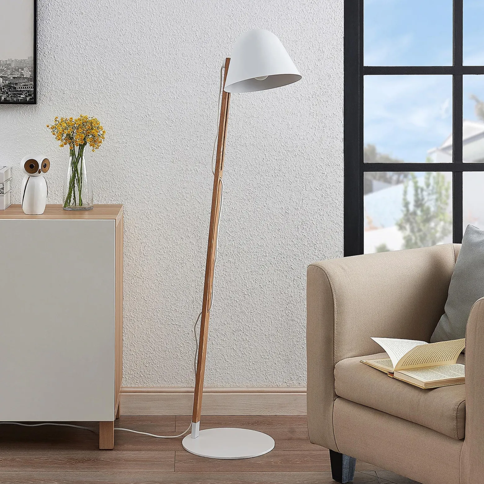 Lindby Tetja lámpara de pie, barra madera, blanco