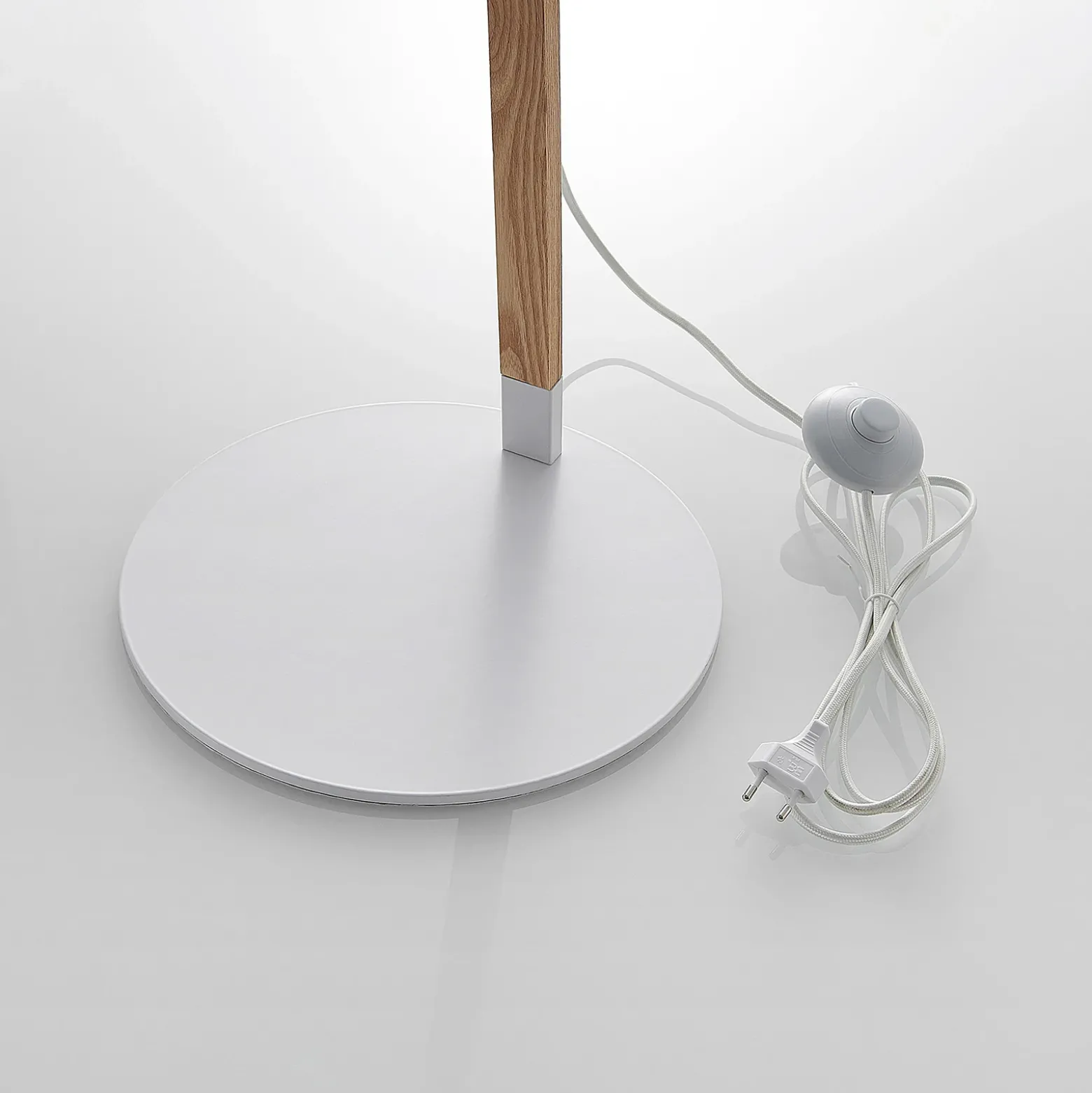 Lindby Tetja lámpara de pie, barra madera, blanco