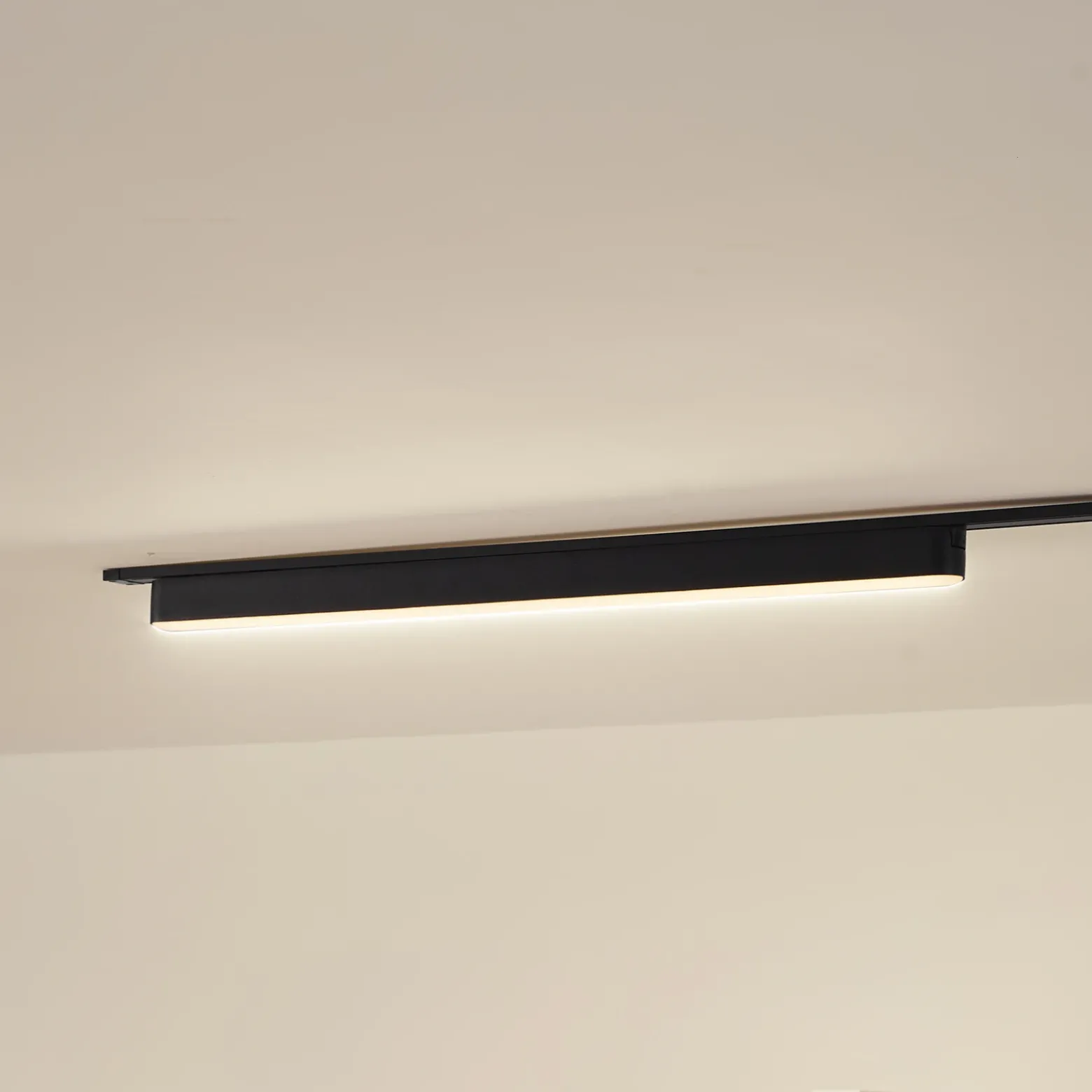 Lindby tira LED 48 V Lumaro,negro,20W,plástico,atenuable