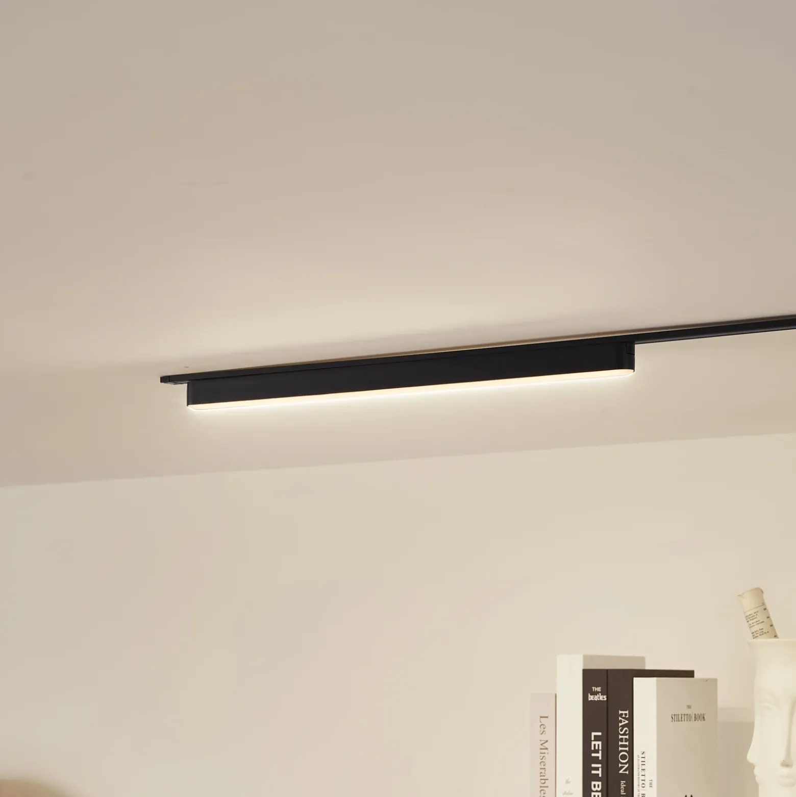Lindby tira LED 48 V Lumaro,negro,20W,plástico,atenuable