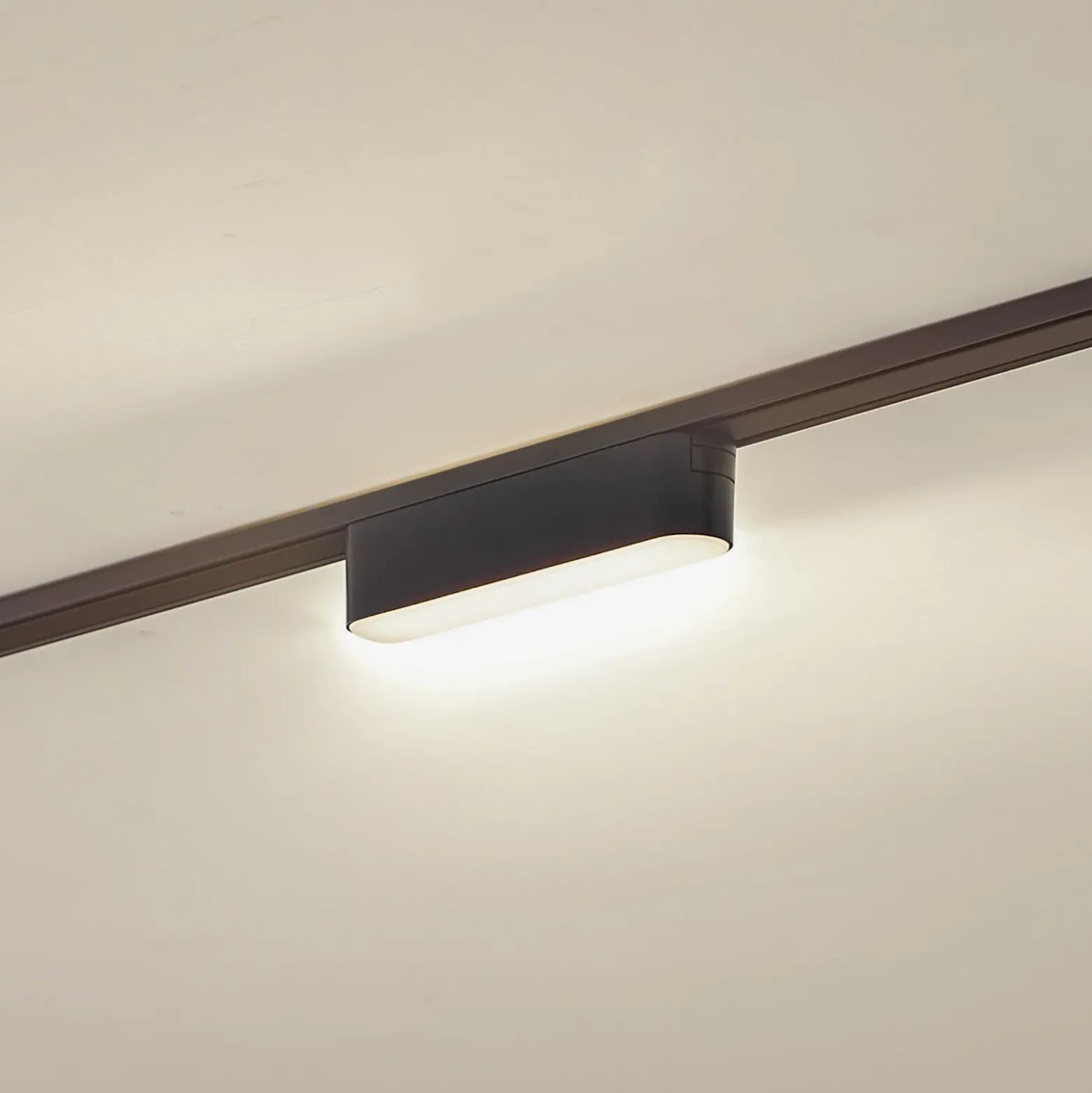 Lindby tira LED 48 V Lumaro, negro,5W,plástico,atenuable