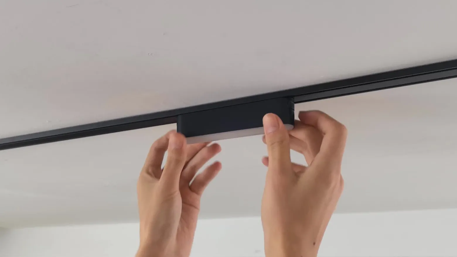 Lindby tira LED 48 V Lumaro, negro,5W,plástico,atenuable