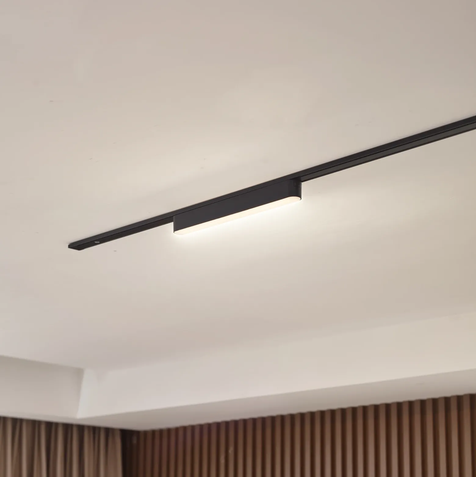 Lindby tira LED 48 V Lumaro,negro,10W,plástico,atenuable
