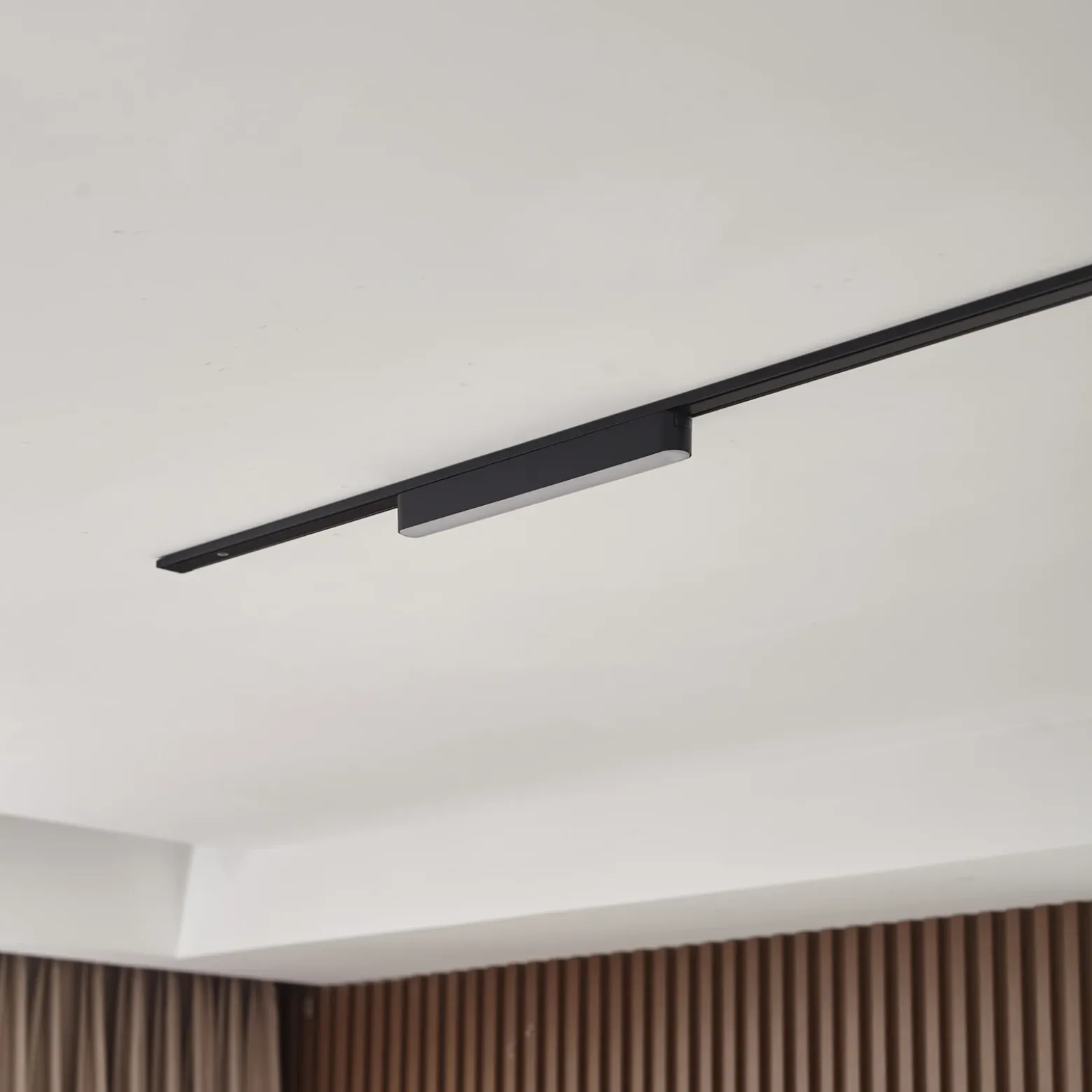 Lindby tira LED 48 V Lumaro,negro,10W,plástico,atenuable