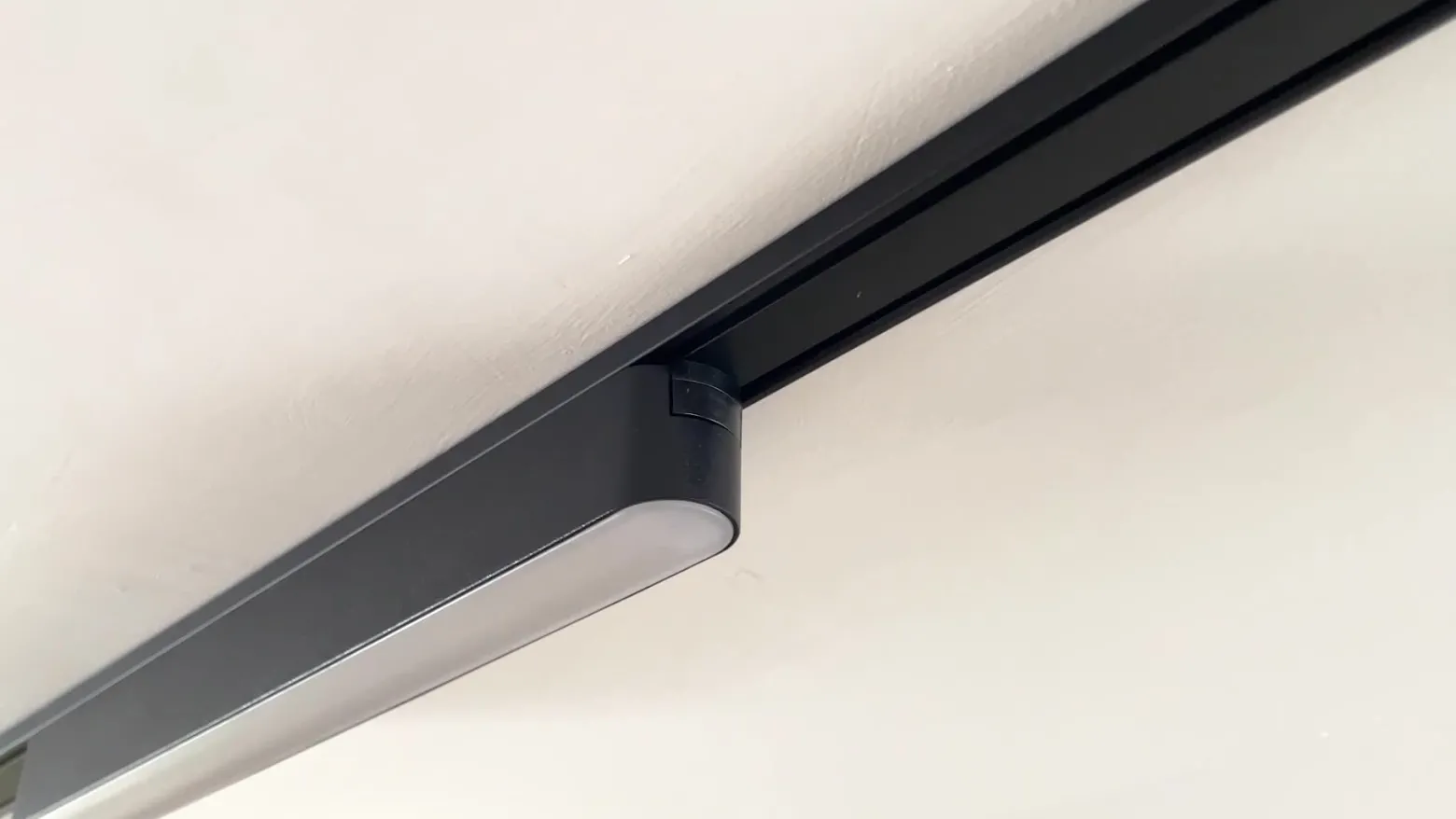 Lindby tira LED 48 V Lumaro,negro,10W,plástico,atenuable