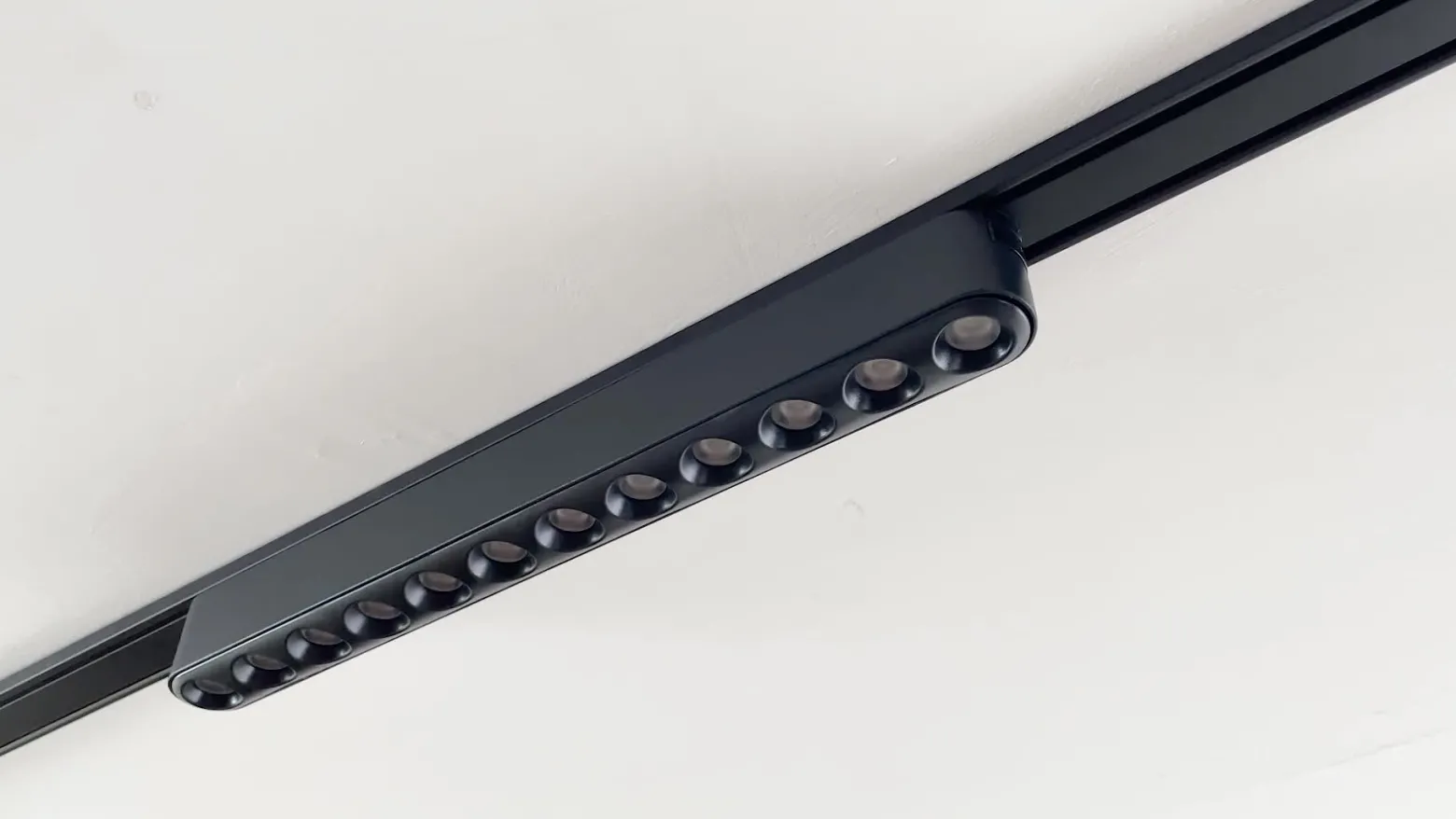 Lindby tira LED 48V Lumaro,negro,12 puntos,2,4cm,atenuable