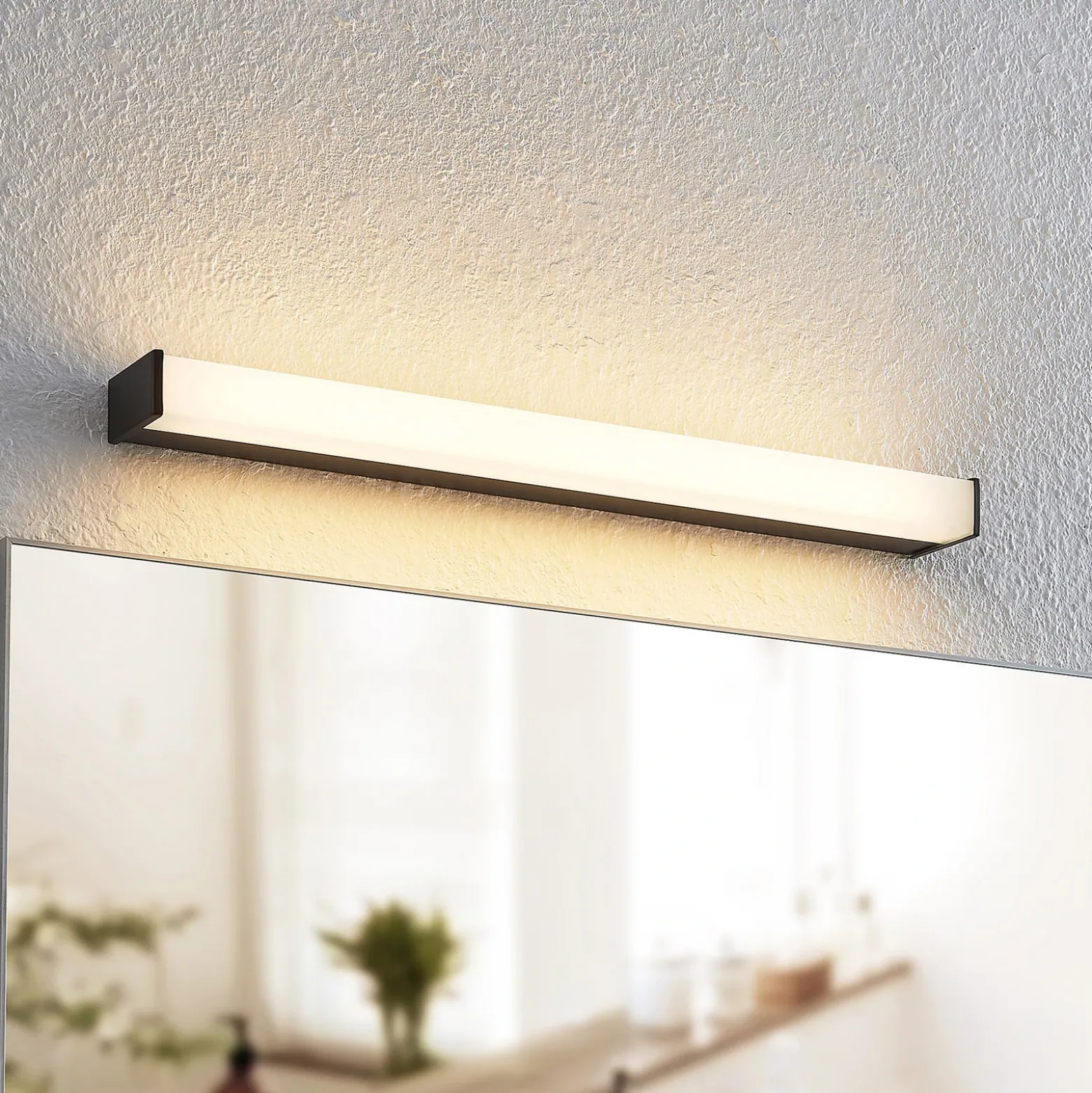 Lindby Ulisan aplique LED de baño, angular 58,8 cm