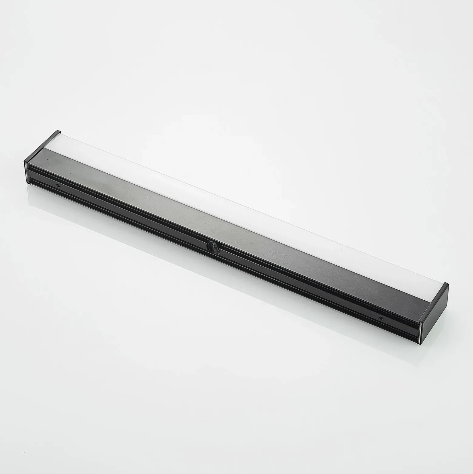 Lindby Ulisan aplique LED de baño, angular 58,8 cm