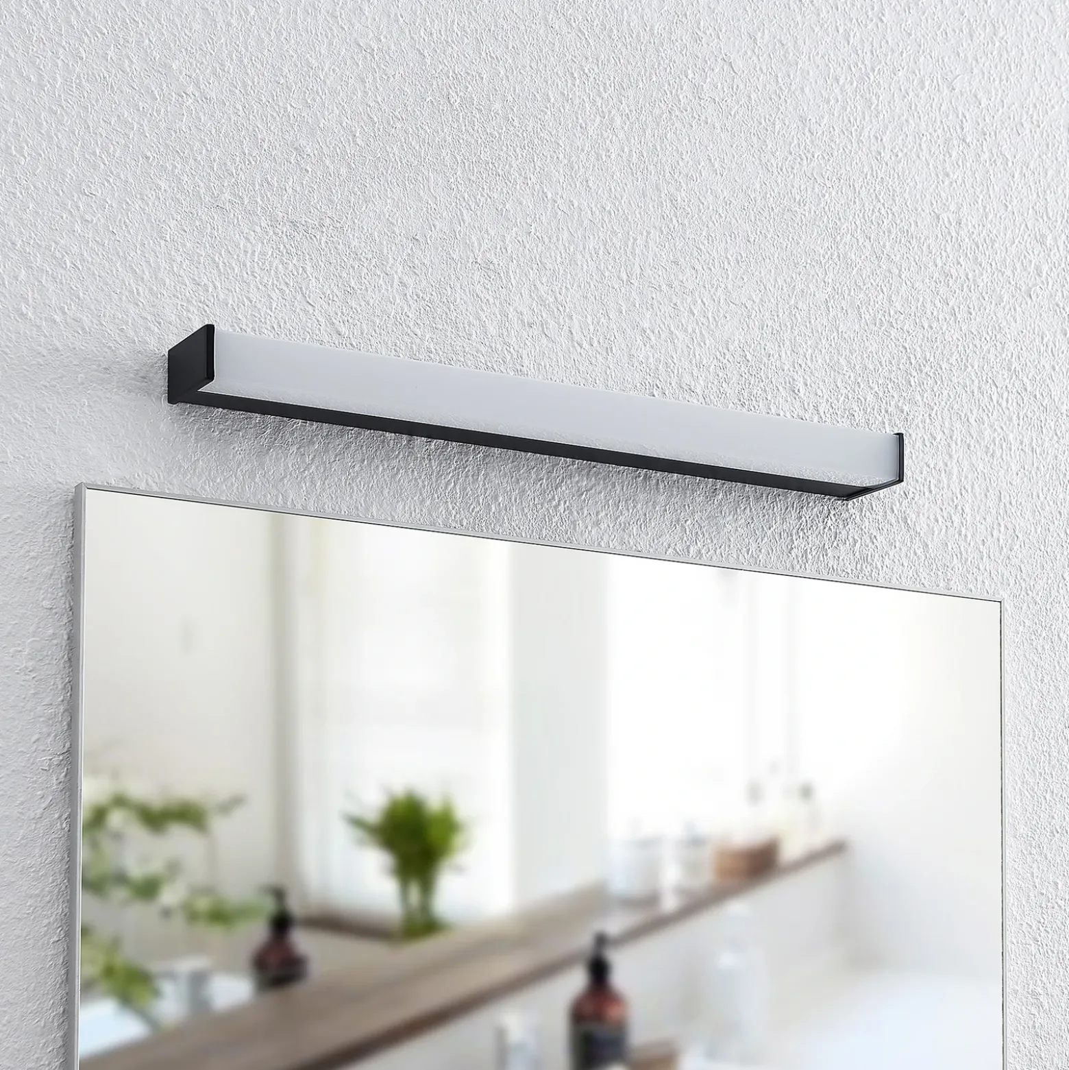 Lindby Ulisan aplique LED de baño, angular 58,8 cm