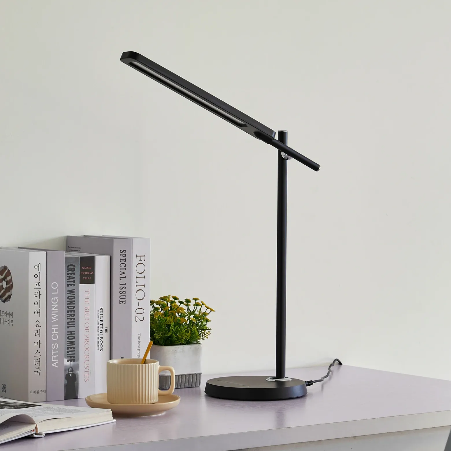 Lindby Valtorin Lámpara de mesa LED, negra