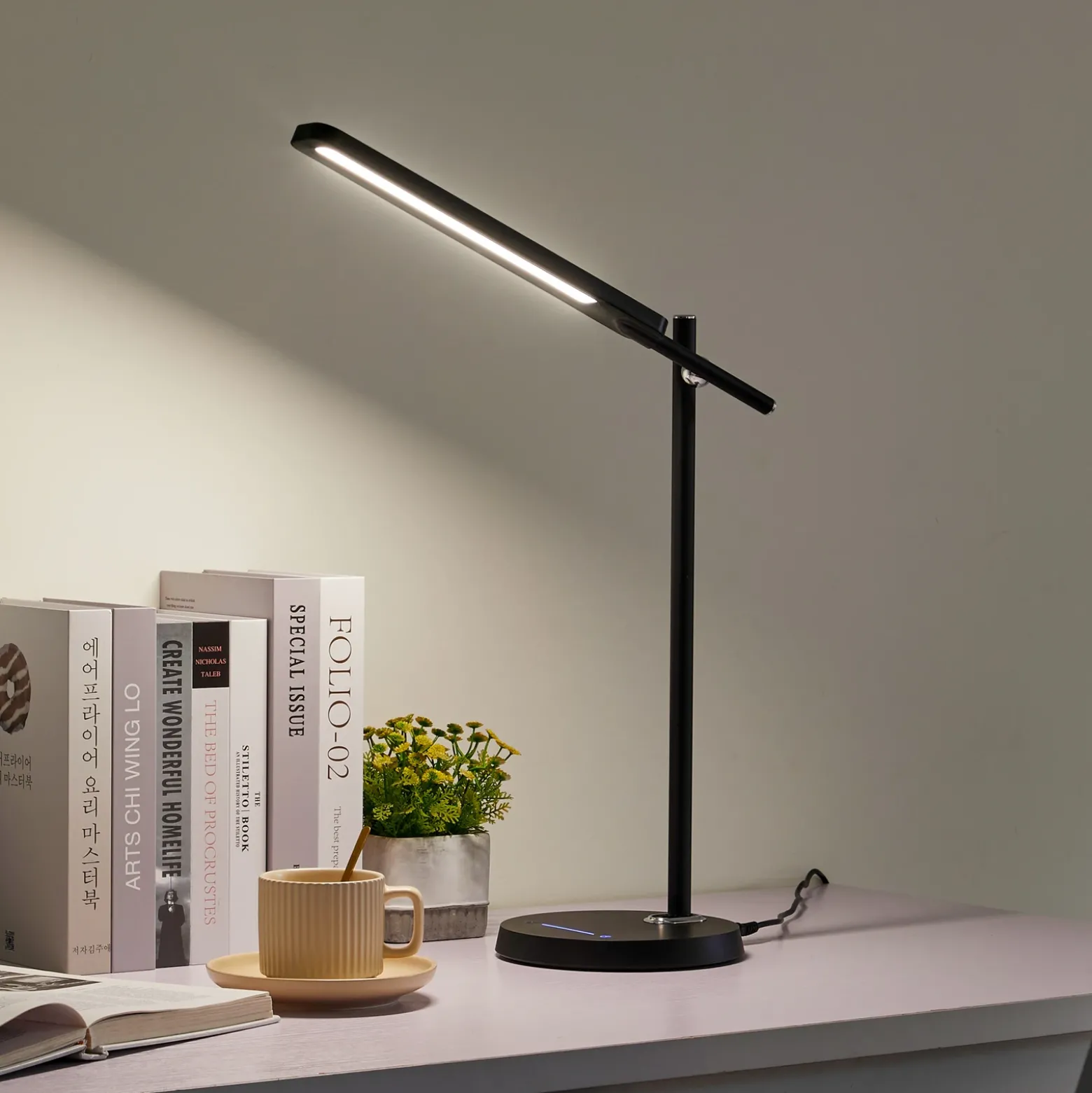 Lindby Valtorin Lámpara de mesa LED, negra