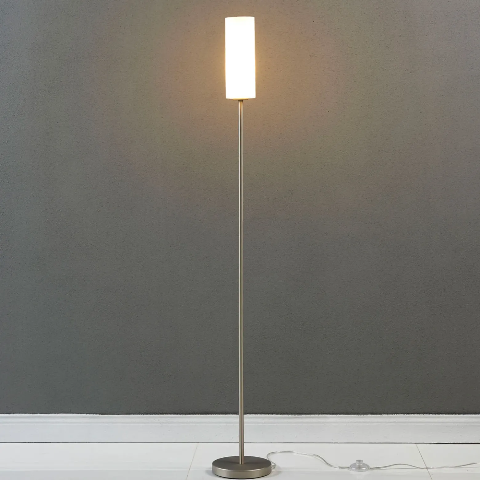 Lindby Vinsta lámpara de pie, altura 153 cm, blanco, cristal, metal
