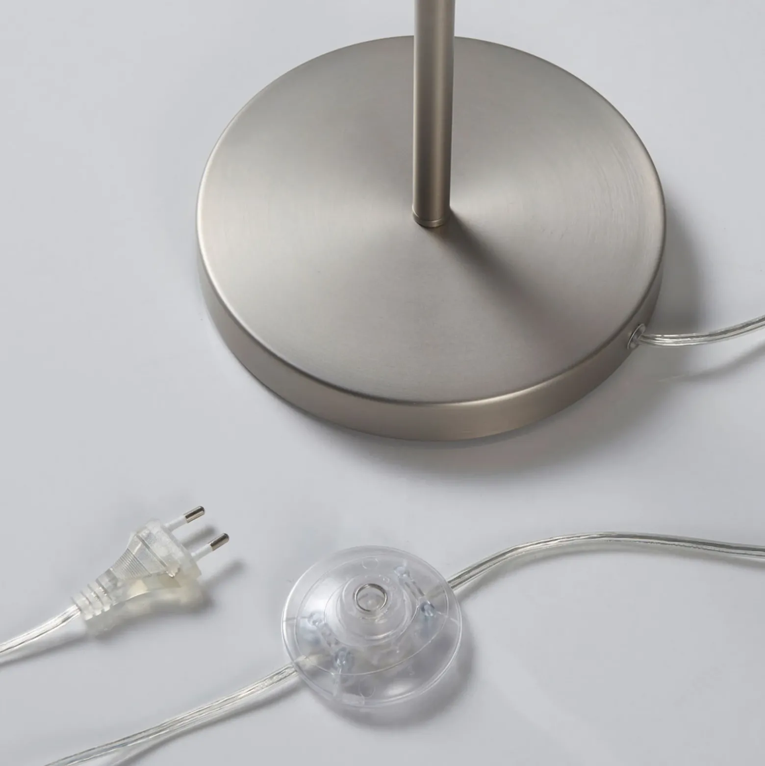 Lindby Vinsta lámpara de pie, altura 153 cm, blanco, cristal, metal