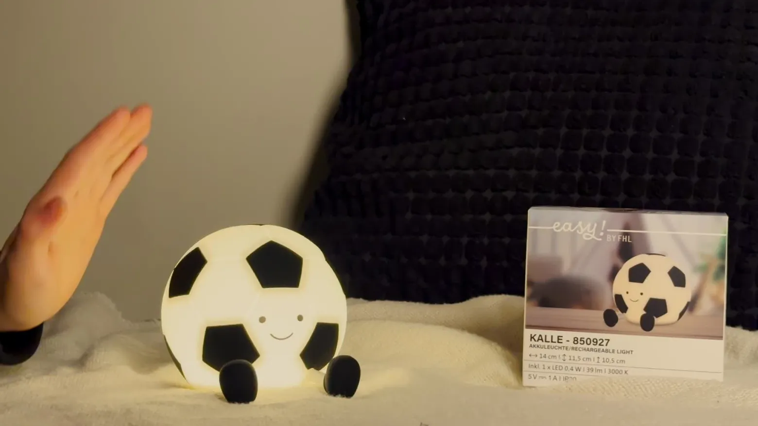 Linterna LED recargable «Fútbol Kalle», blanca y negra, 14 cm de largo