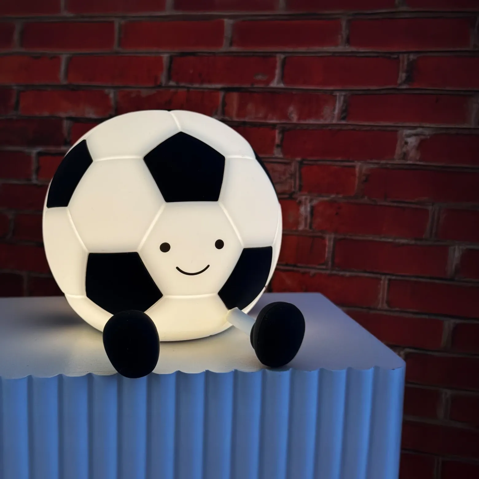 Linterna LED recargable «Fútbol Kalle», blanca y negra, 14 cm de largo