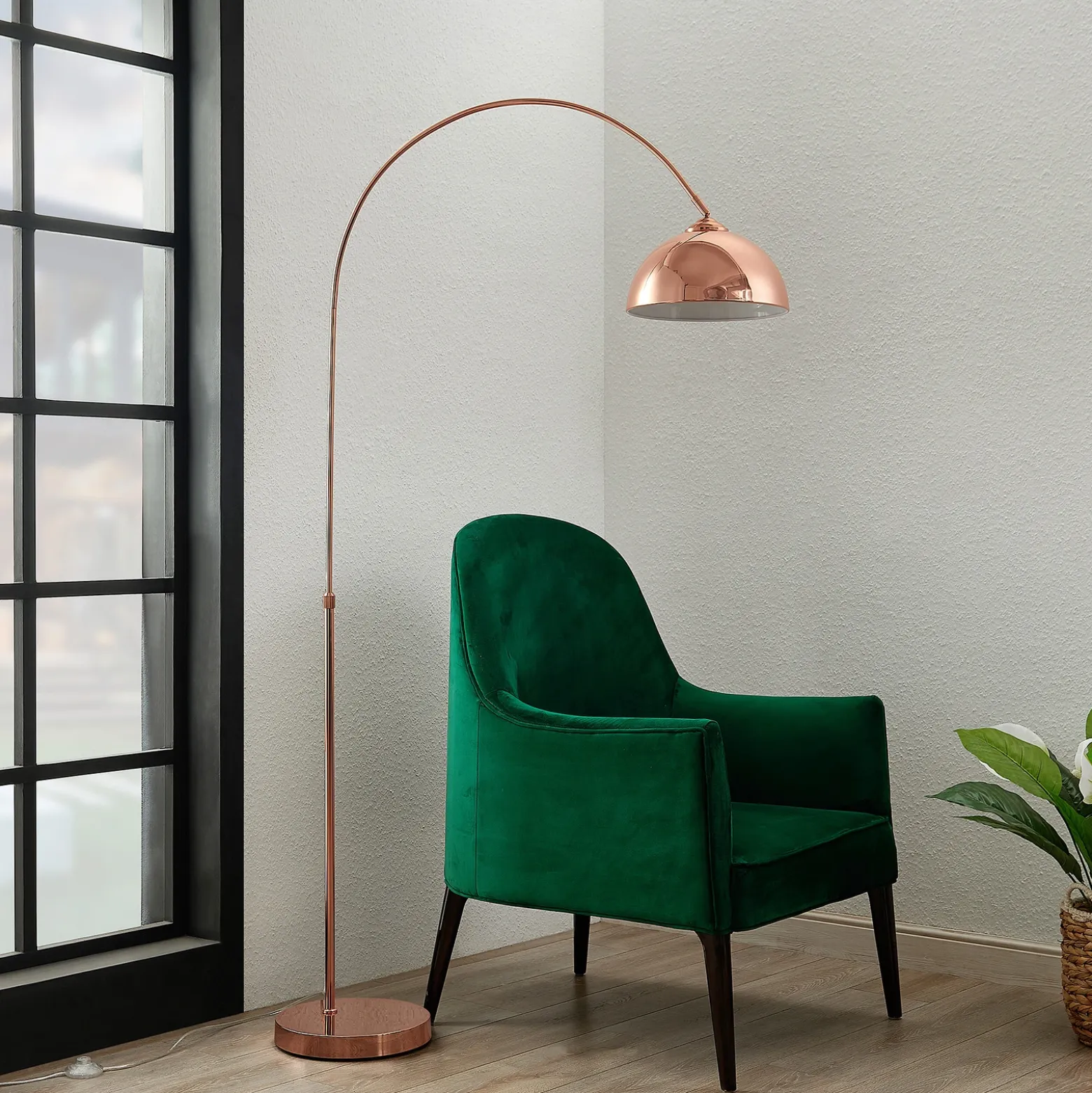Lámpara arqueada Lennart de Lindby, de cobre, regulable en altura, E27