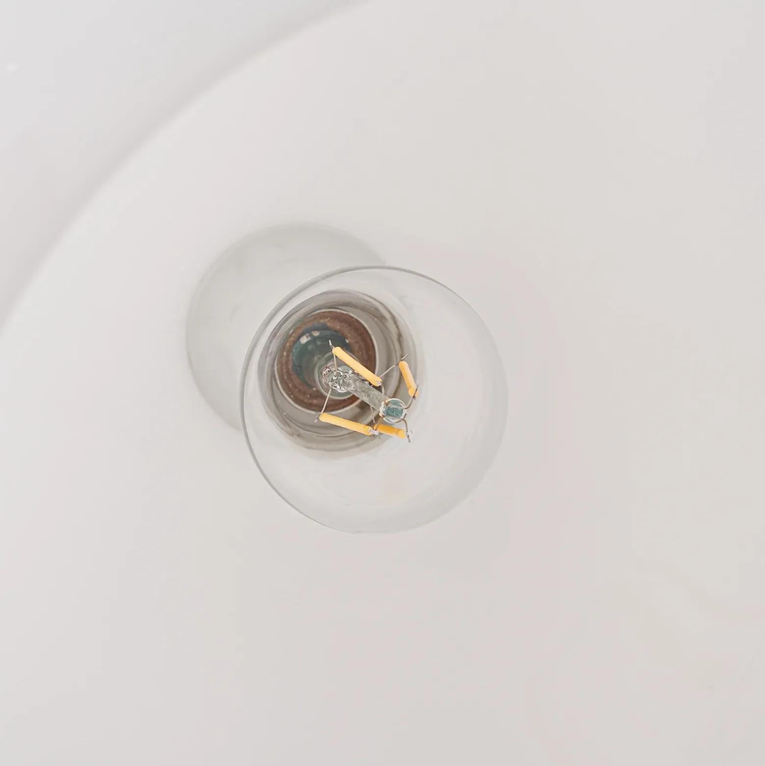 Lámpara arqueada Lindby Alverton, blanco/níquel, cristal, 197 cm