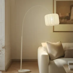 Lámpara arqueada Lindby Helin, beige, textil, altura 198,5 cm