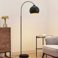Lámpara arqueada Lindby Minali, negra, metal, 148 cm de altura, E27