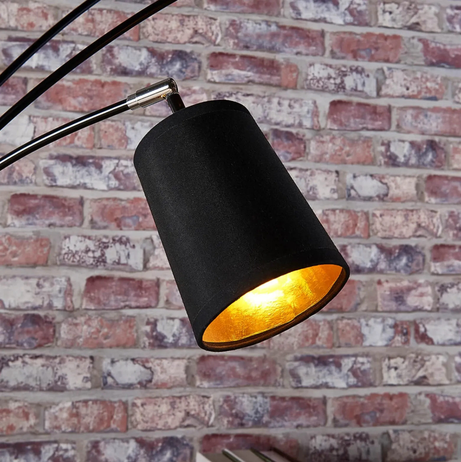 Lámpara arqueada Lindby Tinne, negro/dorado, mármol, 5 luces, E14
