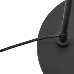 Lámpara arqueada Lindby Triangolo, negra, altura 195 cm, metal E27