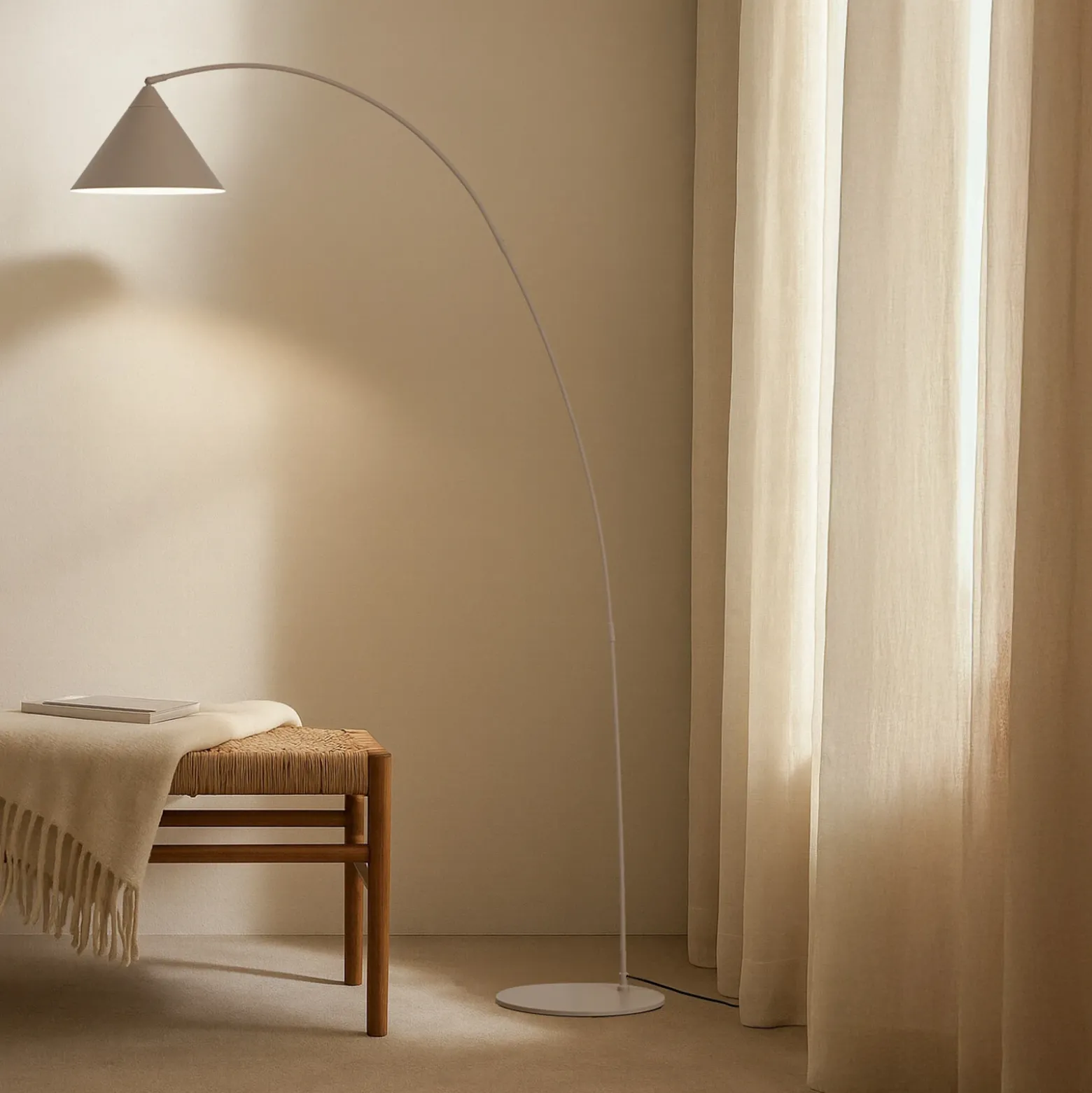 Lámpara arqueada Lindby Triangolo, beige, altura 195 cm, metal, E27